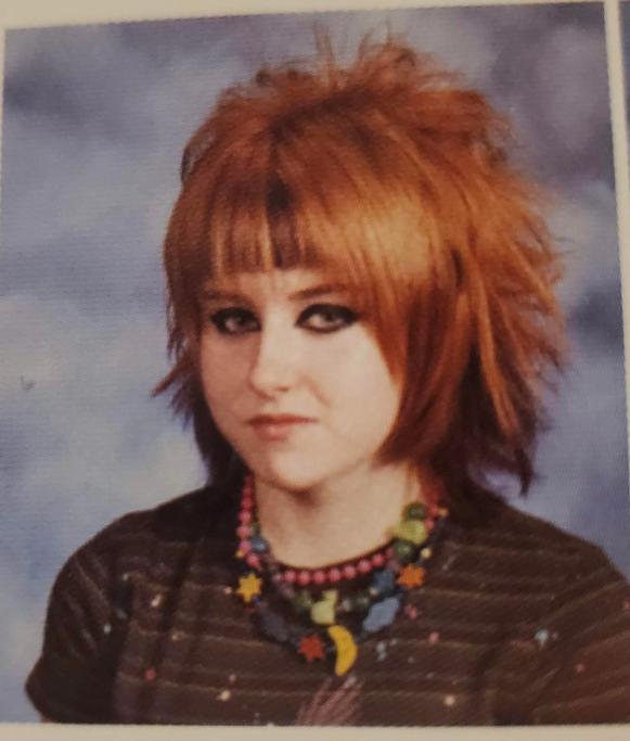 Trucco leggero, collana sobria e sguardo assassino incorniciato da capelli schizofrenici. 