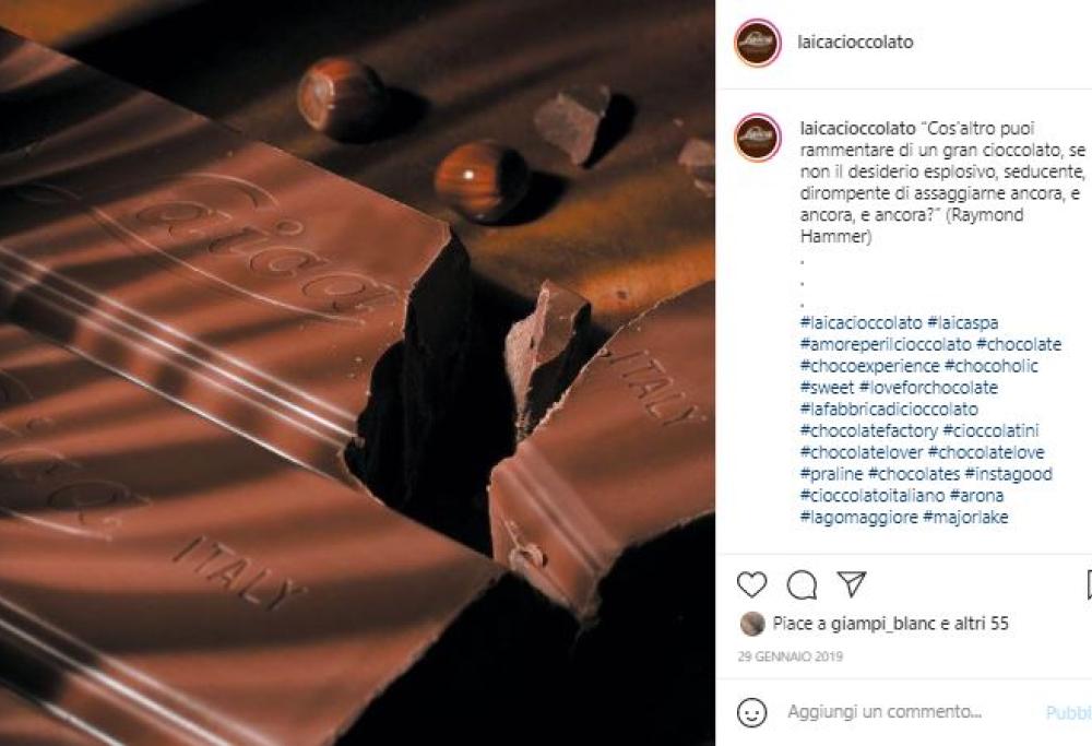 Picchia la collega con una tavoletta di cioccolato da un chilo