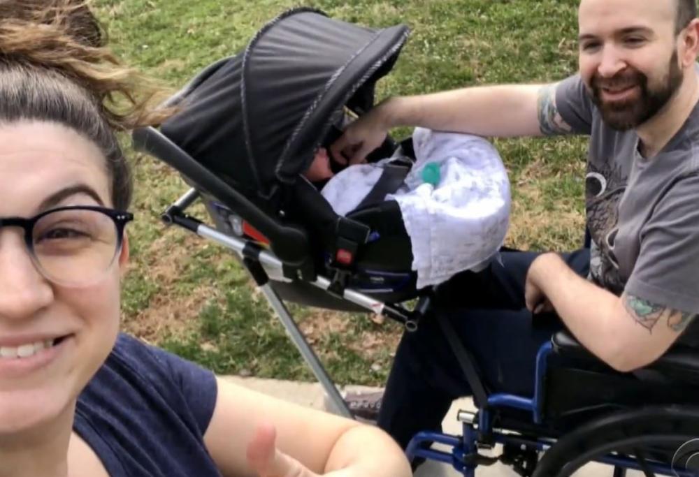 USA: un gruppo di studenti crea un passeggino per sedia a rotelle e aiutano un papà a portare a spasso suo figlio