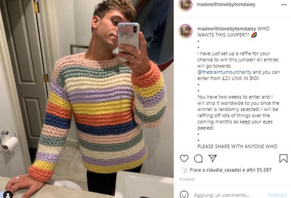 Tom Daley fa l’uncinetto e dona i ricavi ai bambini affetti da tumore al cervello