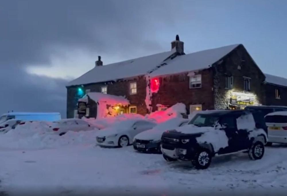 UK: bloccati da due giorni in un pub sommerso dalla neve