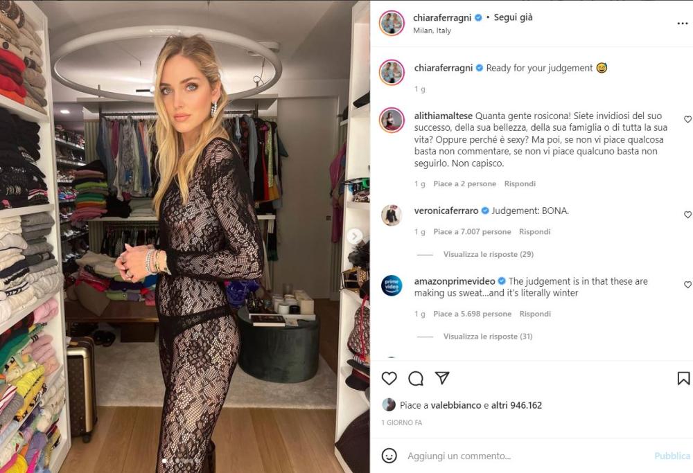 La tutina in pizzo di Chiara ferragni è dannatamente sexy