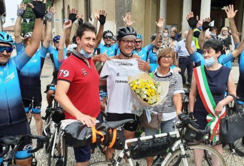 Parte da Londra e arriva in Italia in bicicletta: “L’ho fatto in ricordo di mio padre e di tutte le vittime del Covid-19”