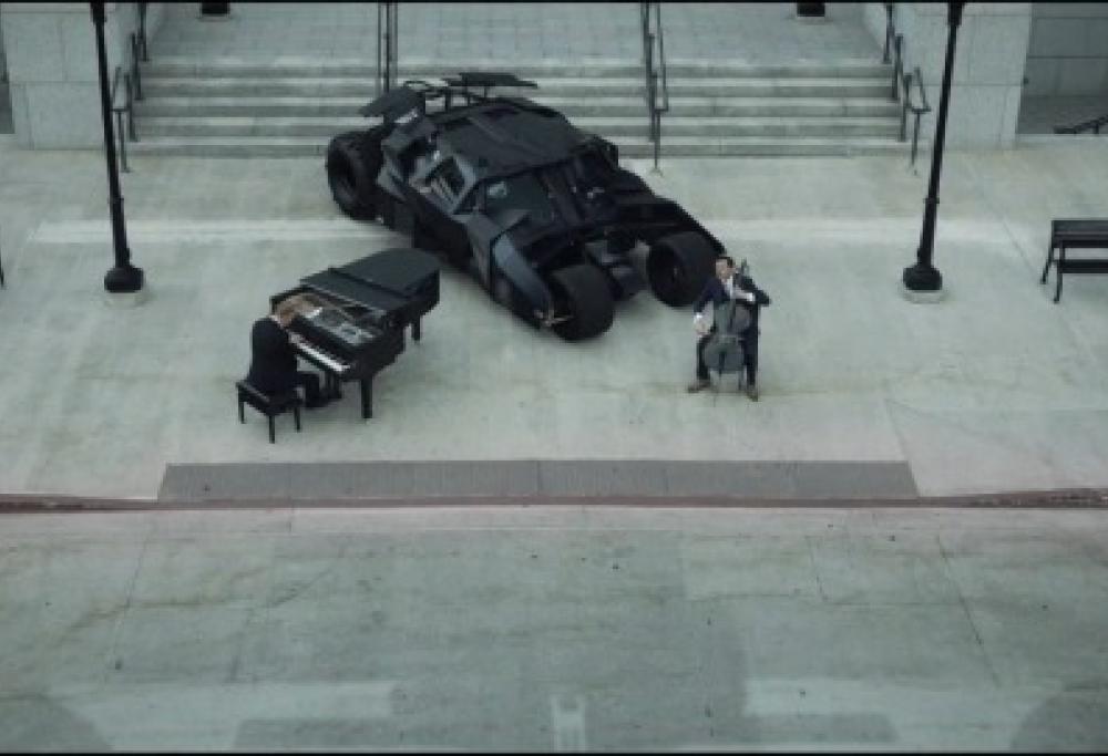I The Piano Guys accanto a una Batmobile 