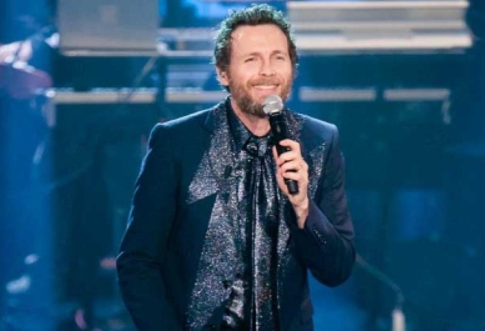 Jovanotti telefona all’ospedale dove è ricoverato un suo amico per Covid e ringrazia i medici: “State facendo la storia”
