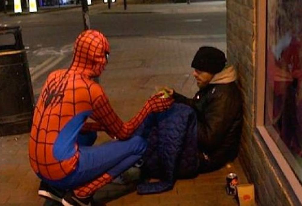 Spider-Man sfama i senzatetto 