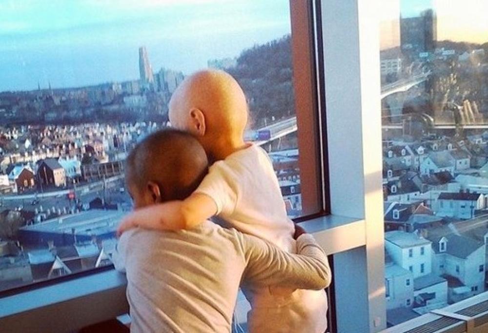La foto delle due bimbe malate che ha commosso il web