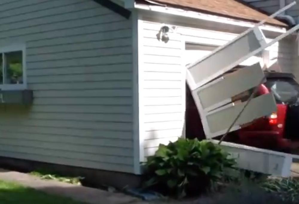 Un signore di 91 realizza il suo sogno: sfondare la porta del garage con la macchina 
