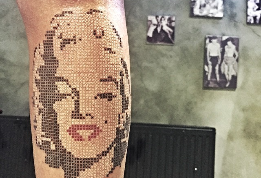 Gli incredibili tatuaggi a punto e croce di Eva Krbdk