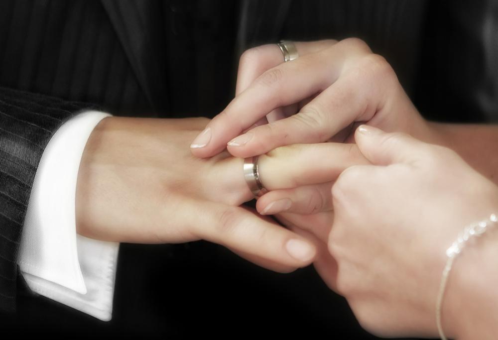Fa un peto e rovina il matrimonio da favola di suo fratello