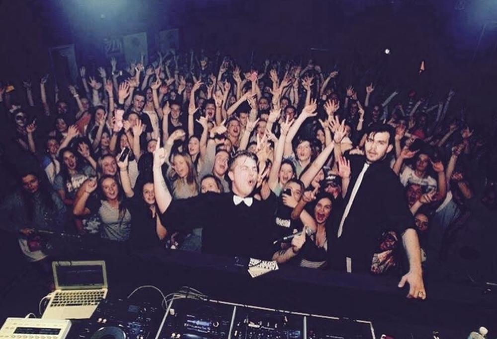 Il DJ "trolla" il pubblico durante uno show