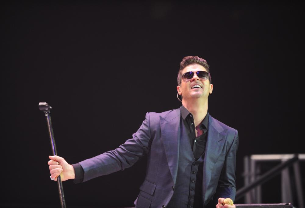 ROBIN THICKE A 105 MI CASA