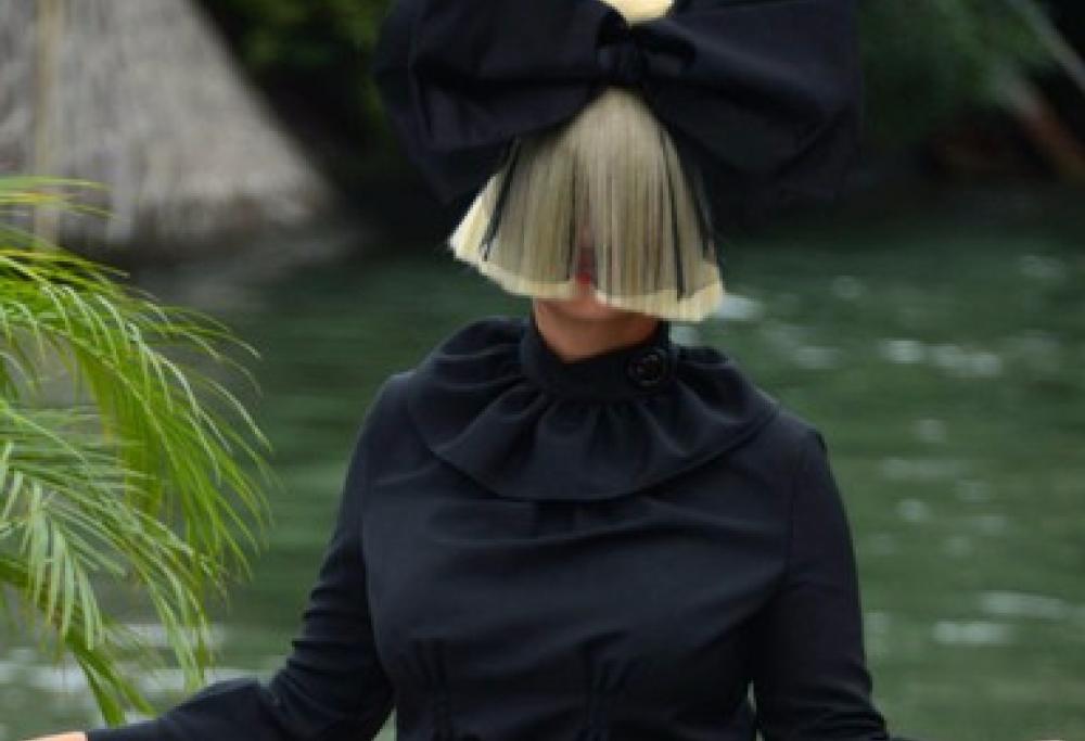 Sia: finalmente a volto scoperto…grazie al vento