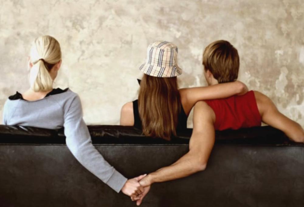 Hai più relazioni contemporaneamente? Allora questo articolo è per te!