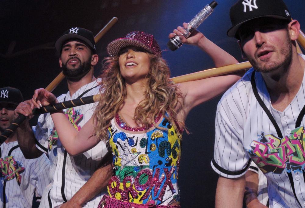 Jennifer Lopez: magliette per celebrare le "curve"