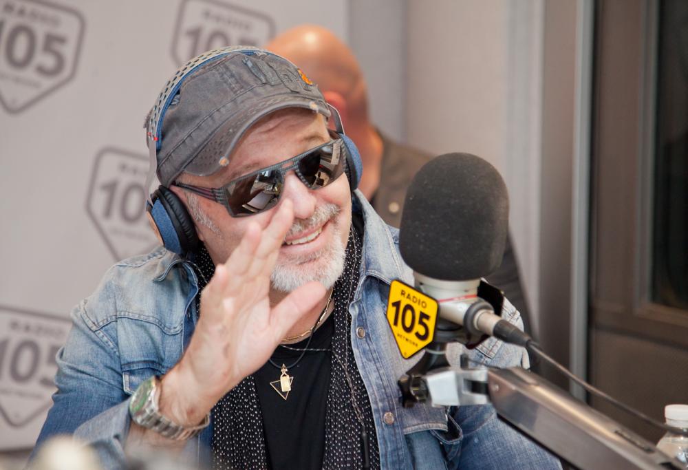 Vasco Rossi in vista ai bambini del Rizzoli