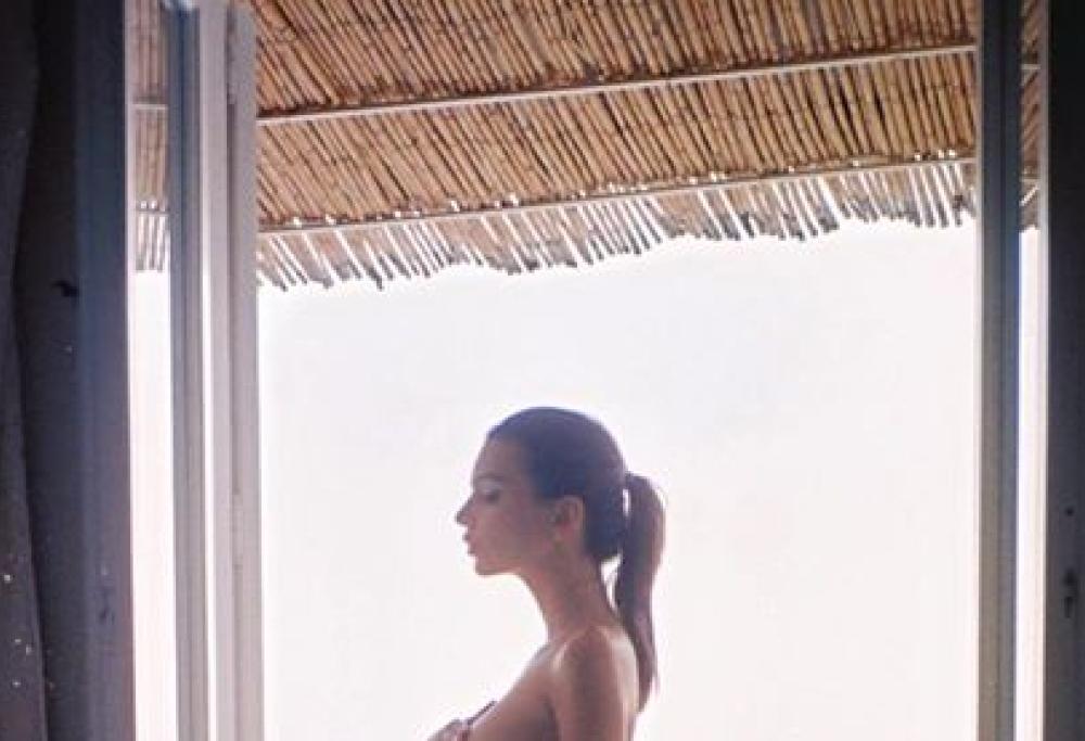 Per Emily Ratajkowski non più  #Escile ma nudo integrale