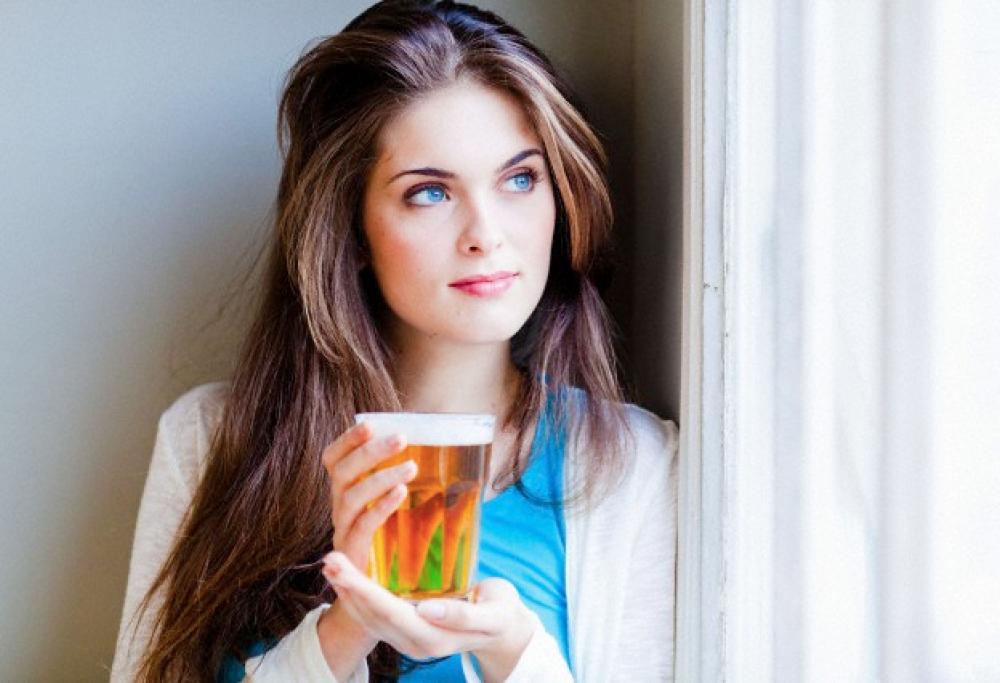 Le donne con una birra in mano son considerate più disponibili, secondo la scienza!