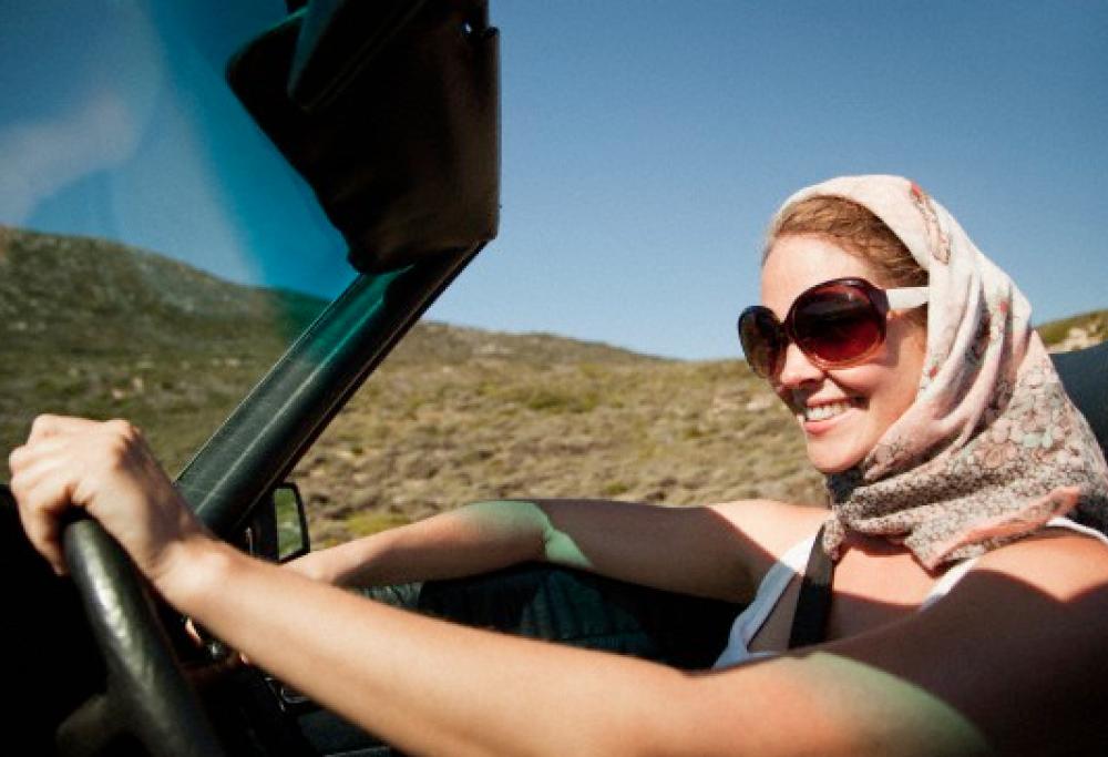 Le donne guidano meglio e fanno meno incidenti: la ricerca