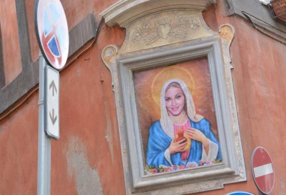 Madonna, la sua immagine in un'edicola sacra