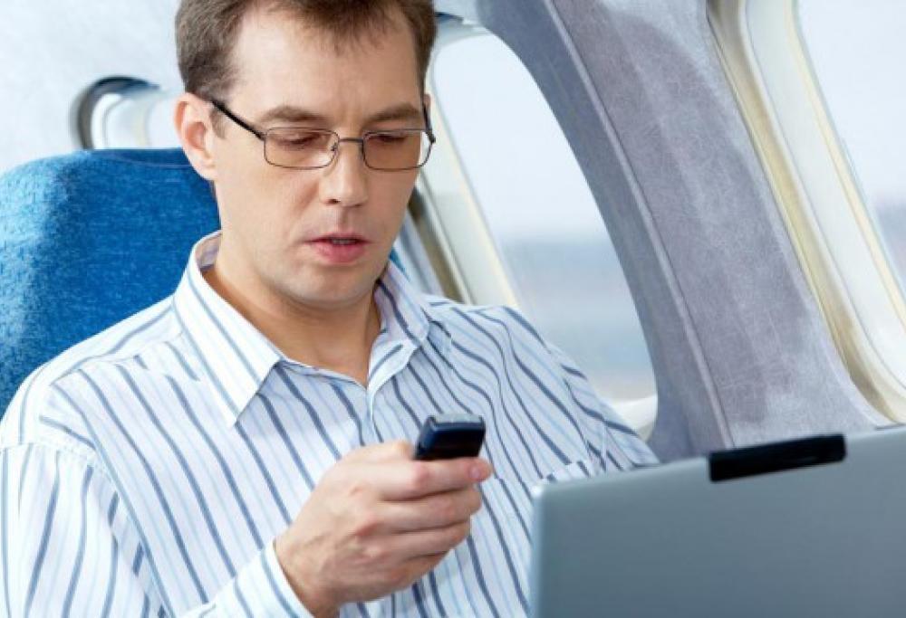 Ma cosa succede davvero se non spegniamo il cellulare il aereo?