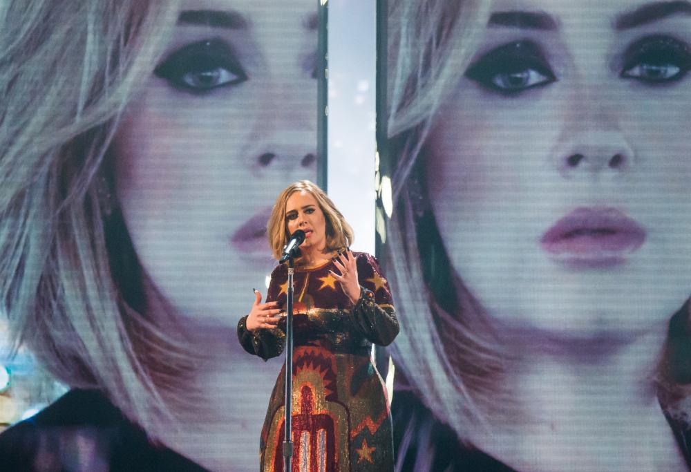 Adele, troppe parolacce al Glastonbury Festival 