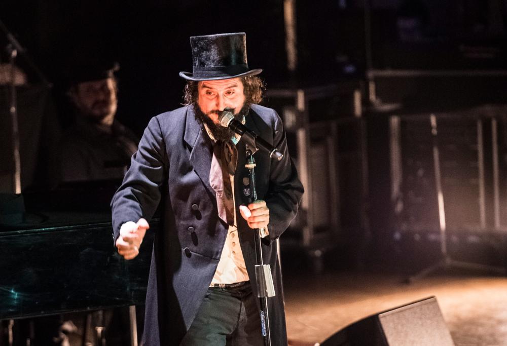 Vinicio Capossela a 105 Mi Casa, venerdì 6 alle 18.00