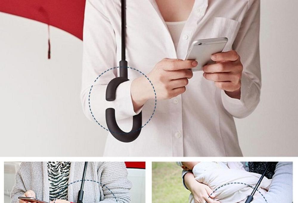 Ecco l'ombrello che ti permette di usare il tuo smartphone sotto la pioggia!