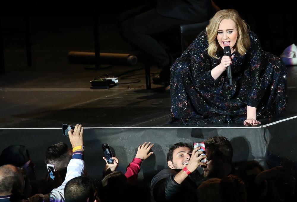 Adele invita una fan sul palco ma la sorpresa è sua. Guarda il video