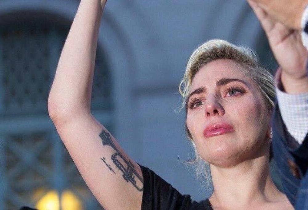 Lady Gaga scoppia in lacrime ricordando le vittime di Orlando