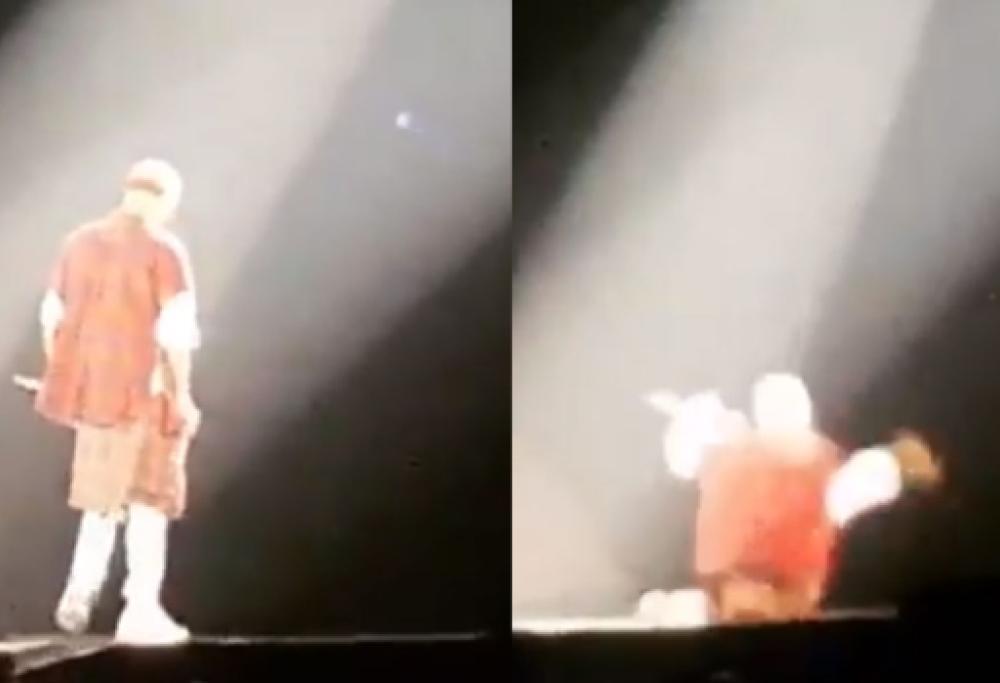 Justin Bieber: si aggiusta i pantaloni e cade dal palco. Guarda il video 