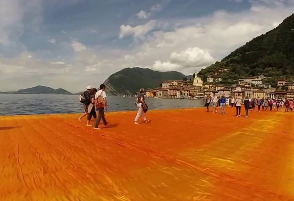 Lago d’Iseo, giovane donna ha le contrazioni sulla passerella di Christo: corsa contro il tempo per il parto.