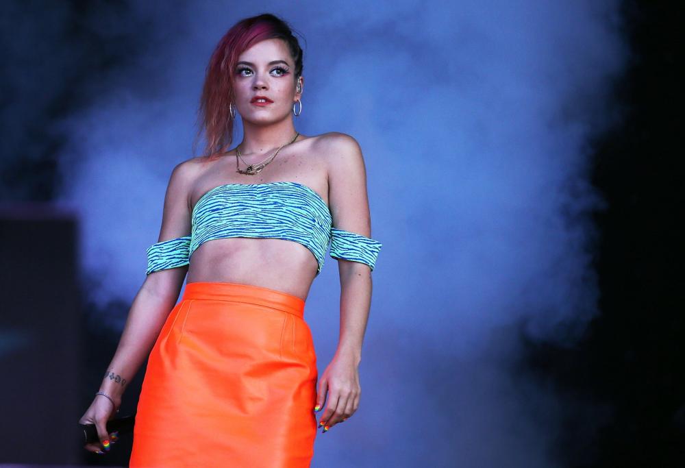 Lily Allen sorpresa a letto con l'amante...da uno stalker!