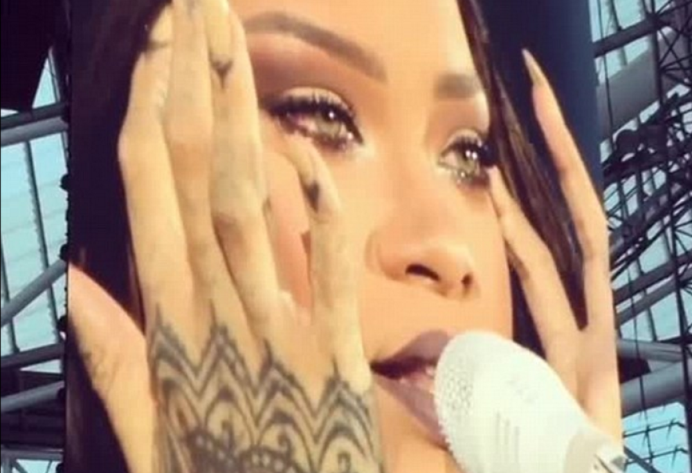Rihanna in lacrime sul palco di Dublino