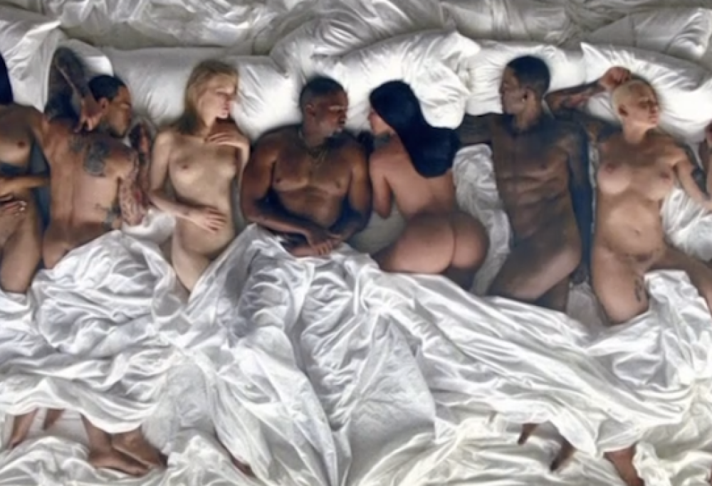 Kanye West sfida le celebrità: bambole di cera nude nel suo letto
