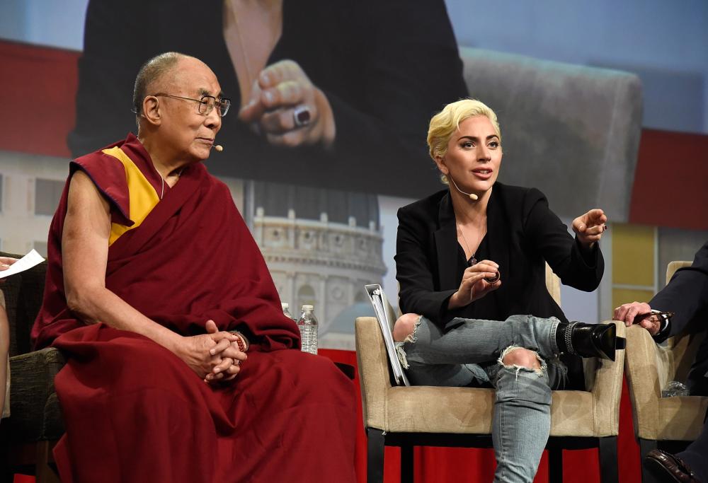 Lady Gaga, i fan cinesi arrabbiati per l’incontro con il Dalai Lama