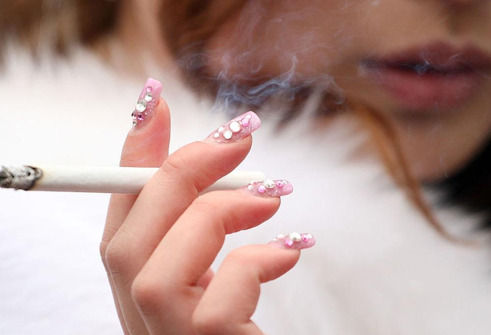 Il fumo fa più male alle donne, ecco perché