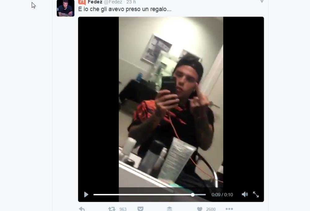 Fedez risponde col dito medio all'attacco di Jari Colla (video)