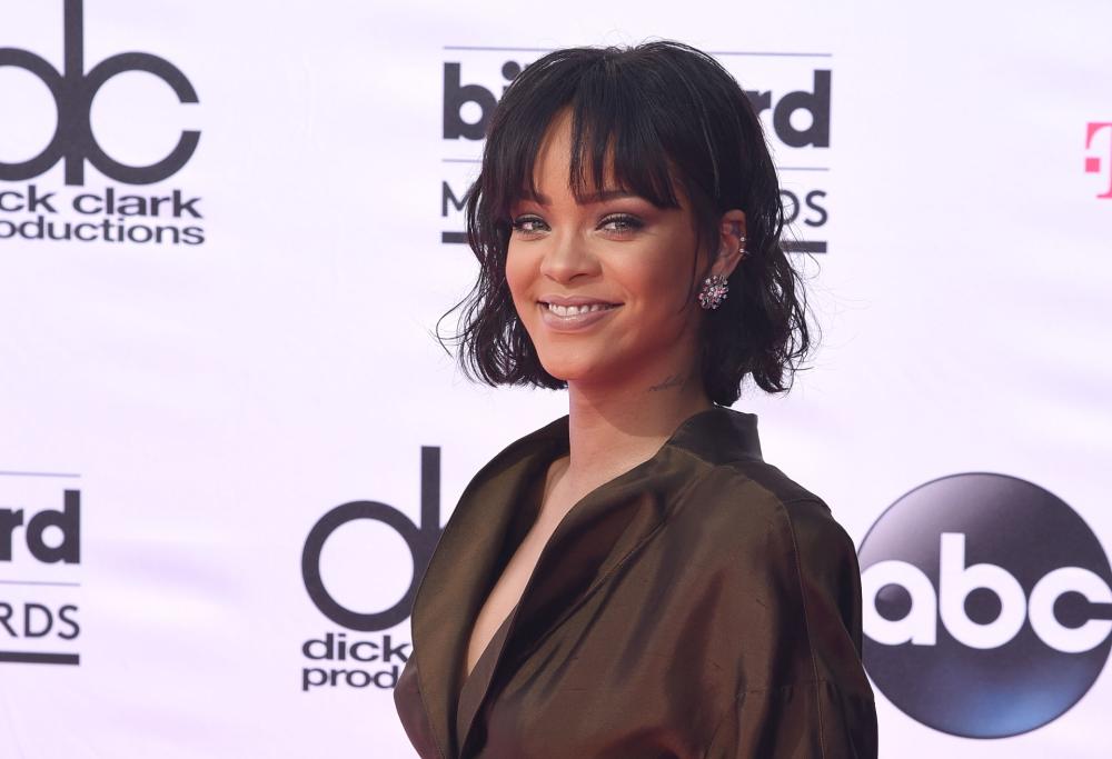 Rihanna manda pizza e asciugamani ai suoi fan in attesa del concerto