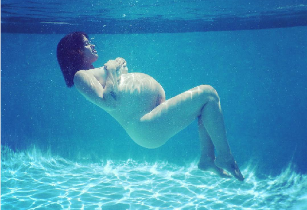 Alanis Morissette: nuda in piscina con tanto di pancione. Guarda la foto