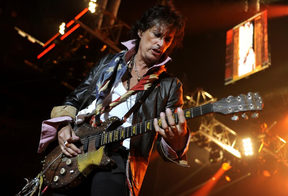 Joe Perry sviene durante un concerto a New York. Ora sta bene!
