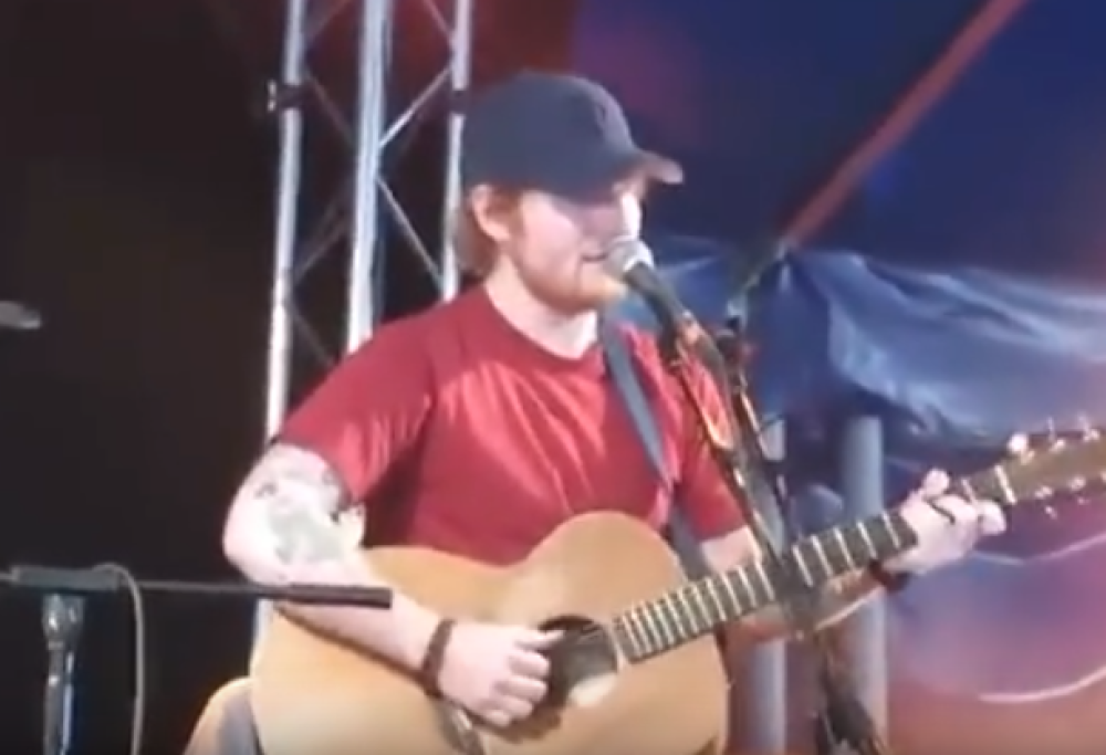 Ed Sheeran: ritorno a sorpresa sul palco