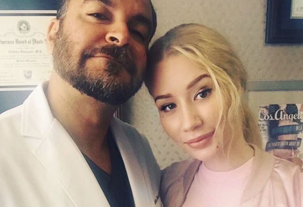 Iggy Azalea ringrazia il suo chirurgo plastico per il suo nuovo seno