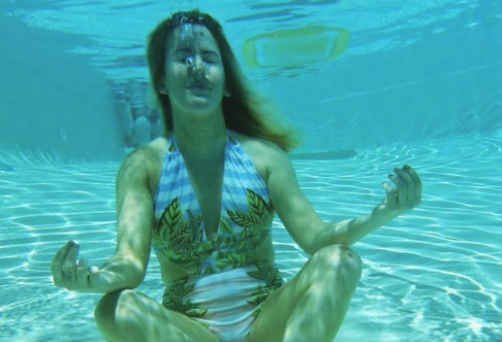 Ellie Goulding in vacanza dopo aver cancellato il tour 