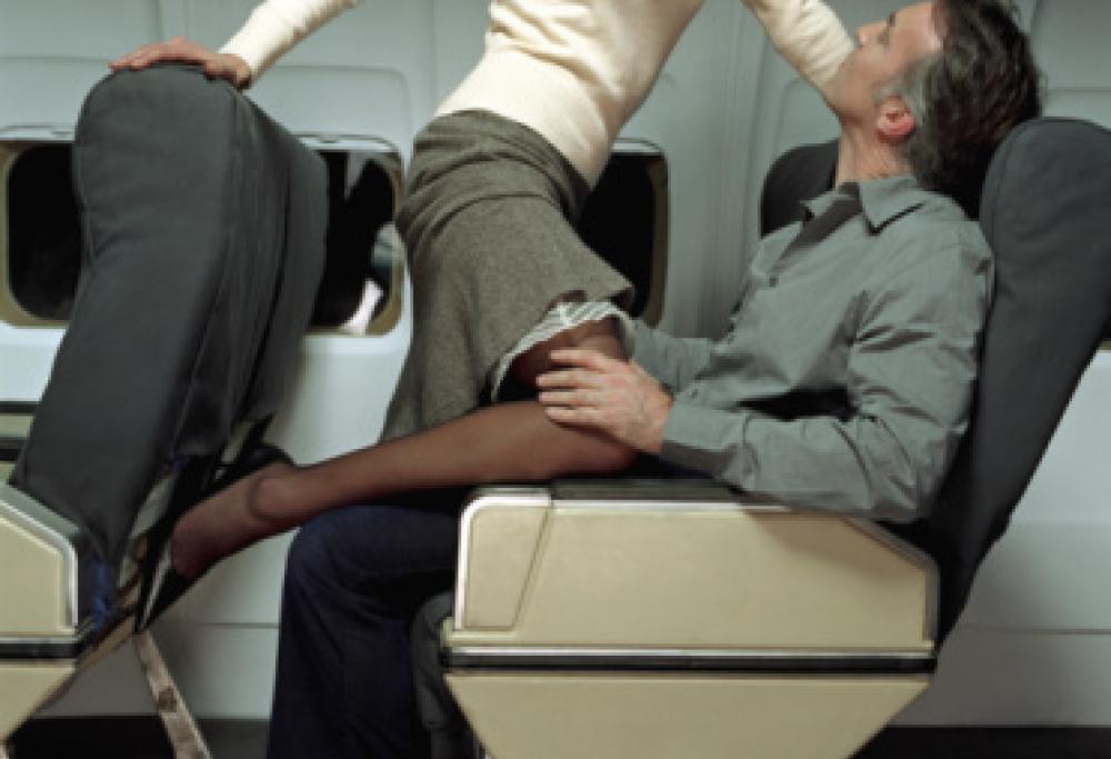 Sesso in aereo? Ecco la prima compagnia che permette di farlo!