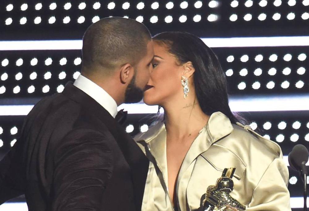 Rihanna-Drake: il bacio agli MTV Awards fa il giro del mondo