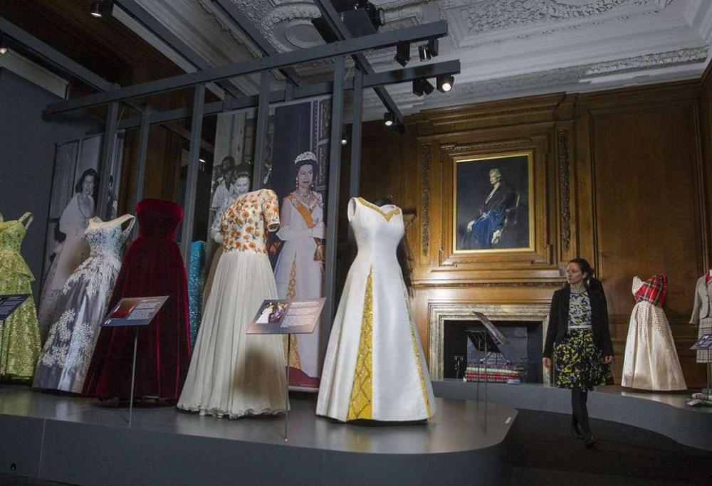 Gli abiti della Regina Elisabetta II degli ultimi 90 anni in una mostra 