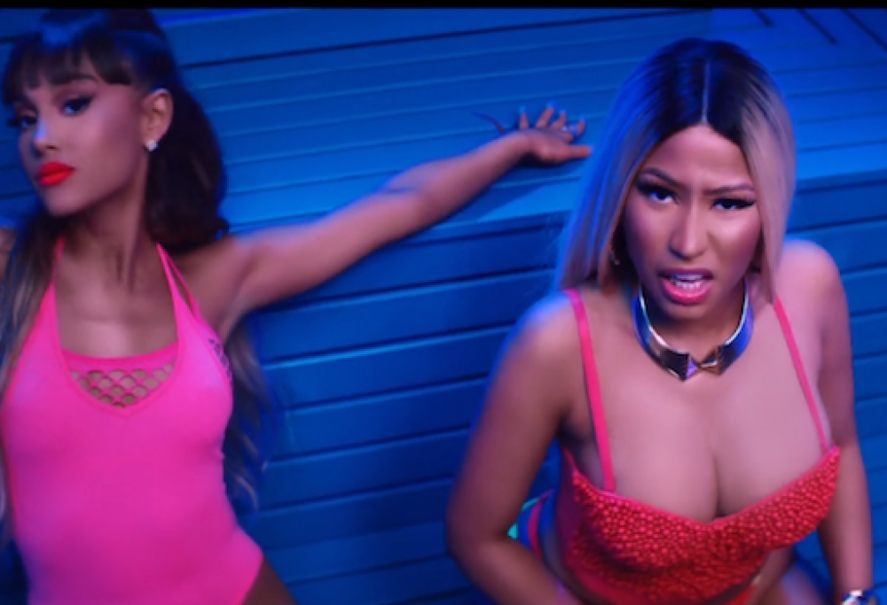 Ariana Grande e Nick Minaj: il video di "Side to side" tra saune e docce bollenti