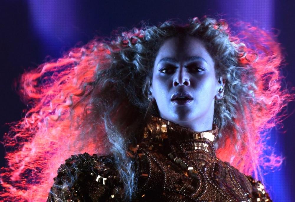 Beyoncé: problemi alle corde vocali e show rimandato