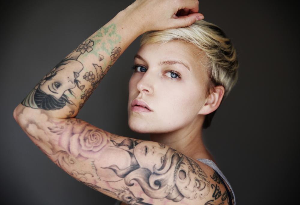 6 italiani su 10 si pentono dei propri tatuaggi, in estate. Perché?